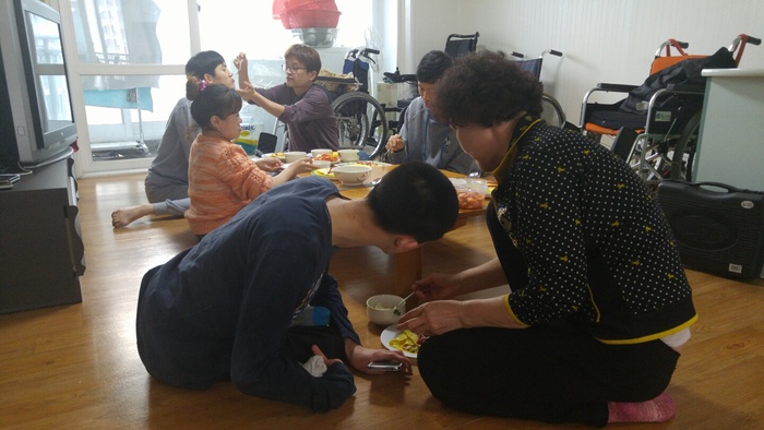 요리 완성 후 체험홈 식구들과 맛나게 먹는 사진
