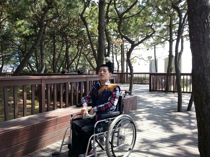 해운대 소나무 숲에서 영훈씨가 행복해 하는 사진