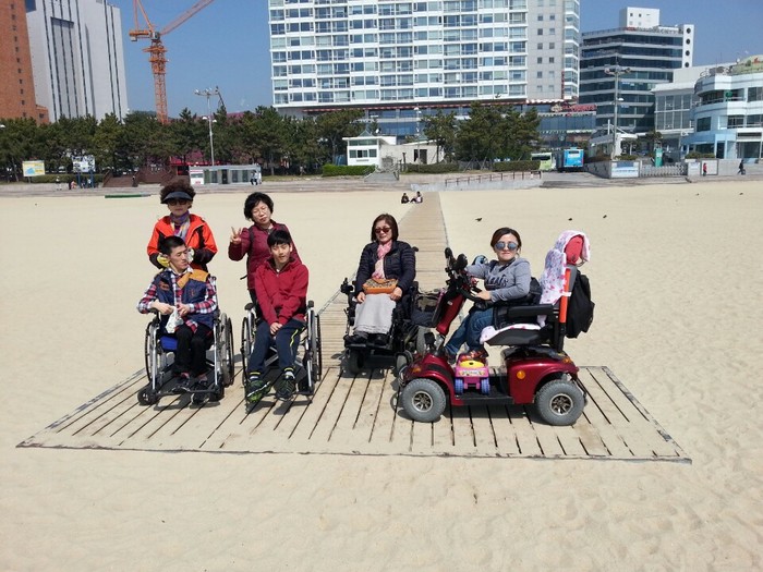 휠체어가 백사장까지 진입할 수 있는 해운대 데크