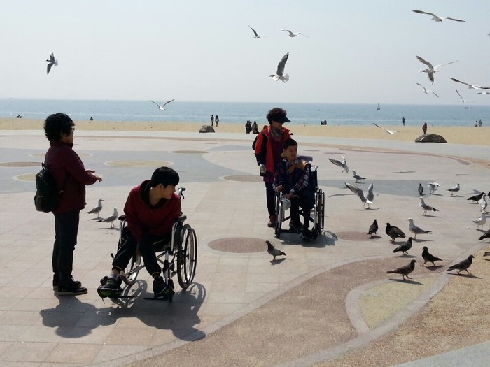 해운대 갈매기 광장에서 영훈씨가 행복해하는 사진