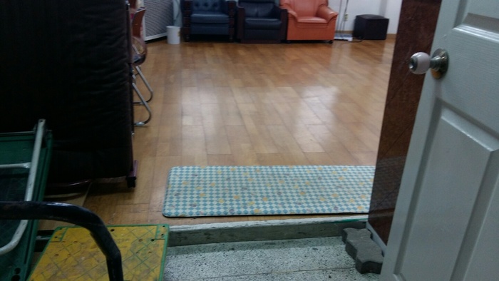 문 안쪽 턱이 있는 사진