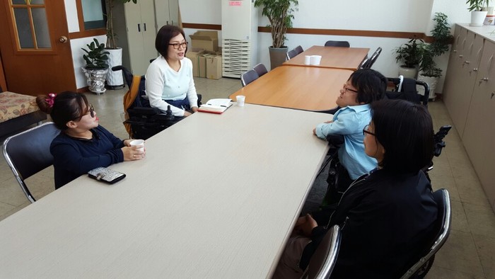 하윤숙, 김윤정과 부산IL센터의 이영식 팀장, 최성순 간사와의 면담 사진