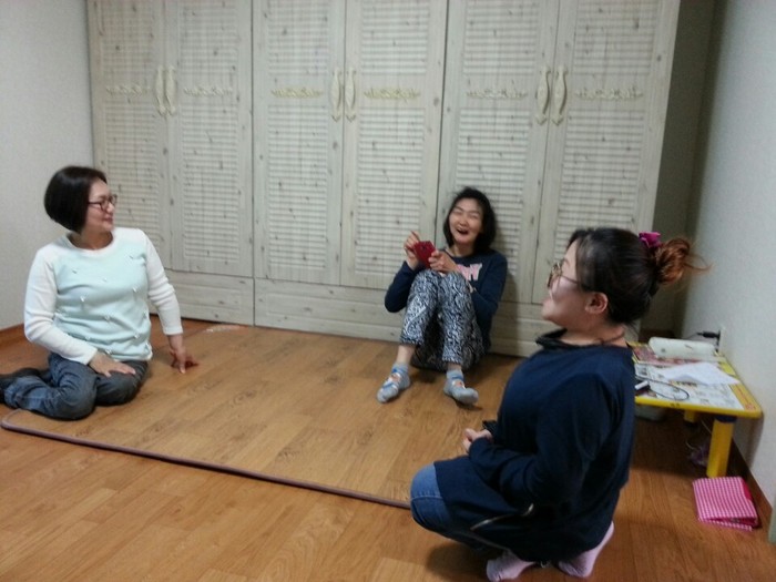 부산센터 여성 체험 홈을 방문하여 거주인 선아씨와 대화하는 사진
