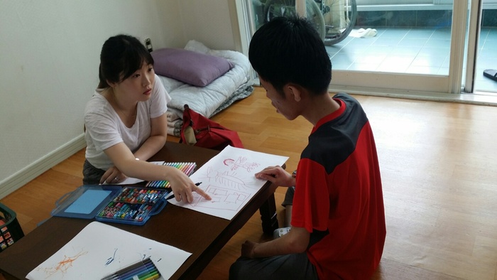 미술심리치료사가 김자운이 그린 그림에 대해 그림 설명을 해달고 하는 사진