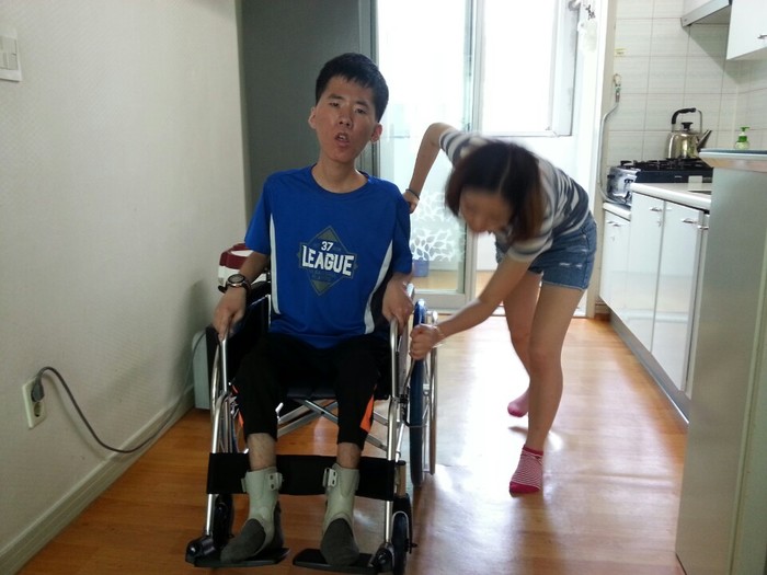 체험 홈 김자운씨의 신청한 휠체어 수령 후 횔체어를 탄 사진