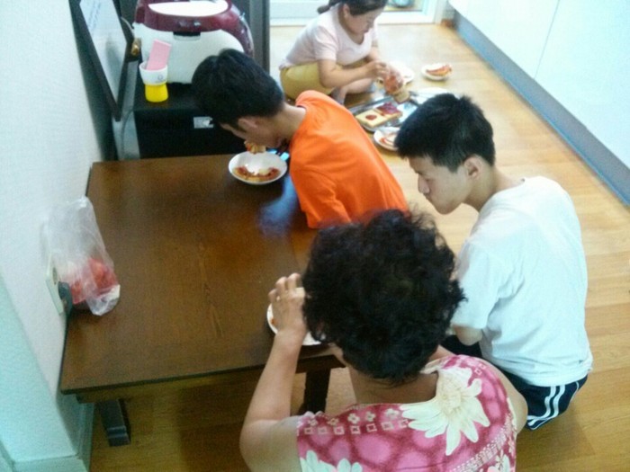 식빵피자 맛나게 먹는 모습
