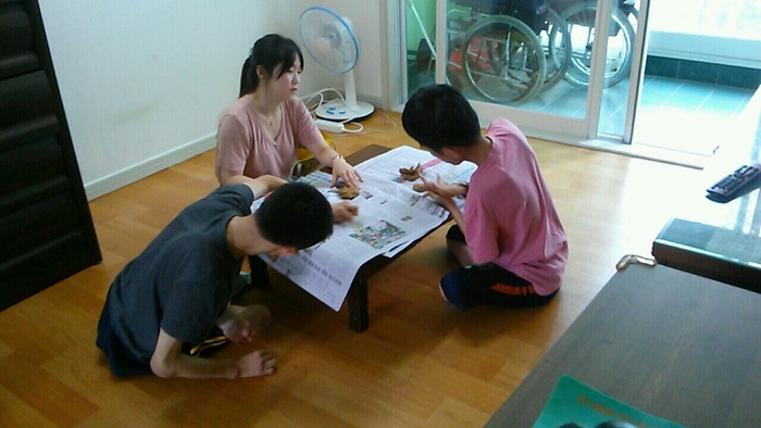 김자운, 반영훈체험 홈 생할인이 찰흙 반죽을 하고 있는 사진