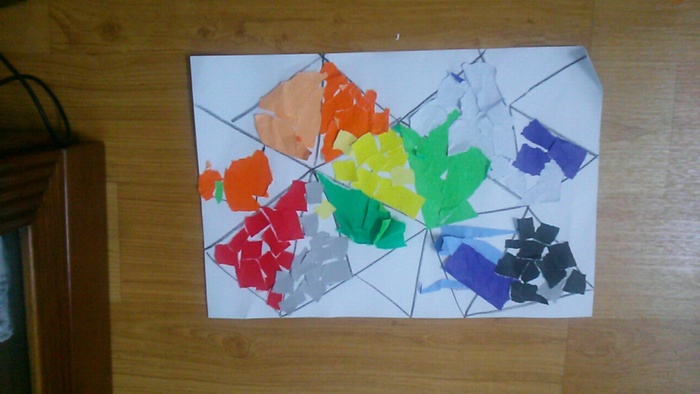 여러가지 세모 모양의 그림 도안에 색종이를 찢어 붙인 완성된 작품 사진