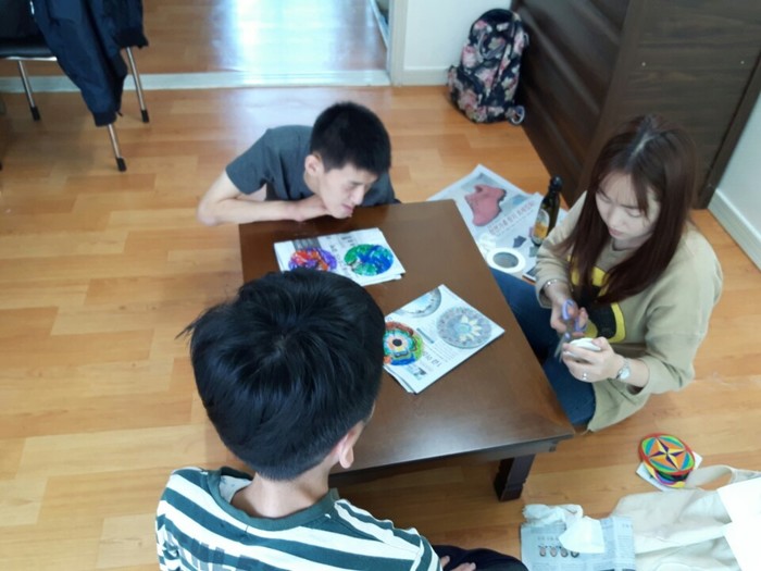 색연필, 싸인펜식용유, 신문지를 이용하여 만다라 모빌 만드는 사진