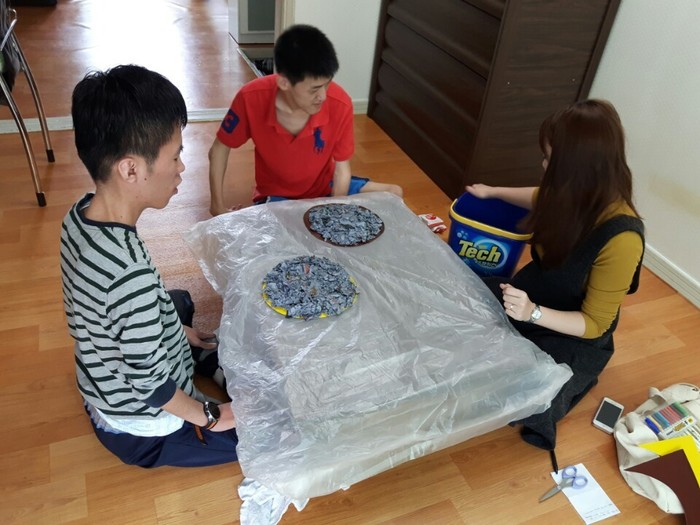 찢은 신문지 반죽을 하여 원 모양에 붙이기를 하여 완성 한 사진