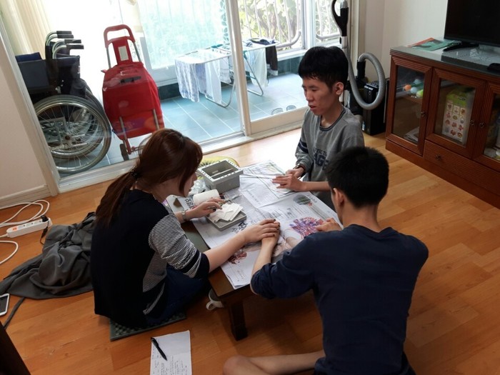 4주차 미술심리 수업은 손 본뜨기를 하기위해 석고붕대를 손에 붙이는 사진