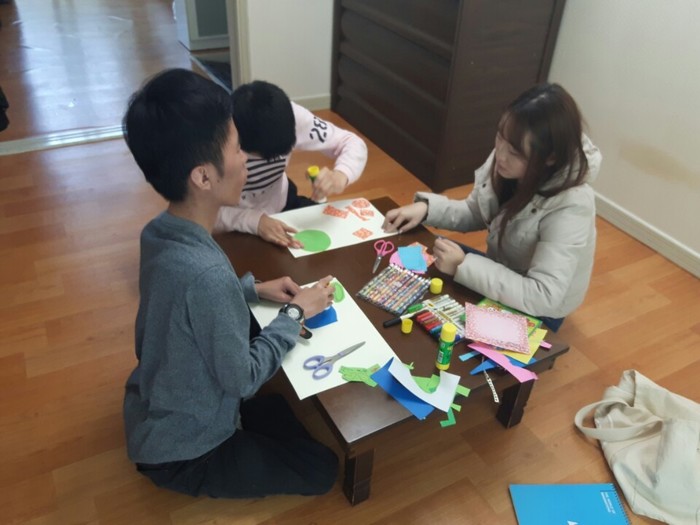 김자운, 박정우가 잡지책, 색종이를 오려 좋아하는 모양 만들기 하는 사진
