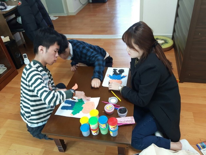 점토로 신체 모양 만들기를 하는 사진
