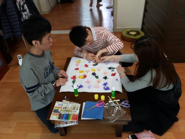김자운, 반영훈이 한지 색종이를 찢어 구겨서 꽃밭 만들기 하는 사진
