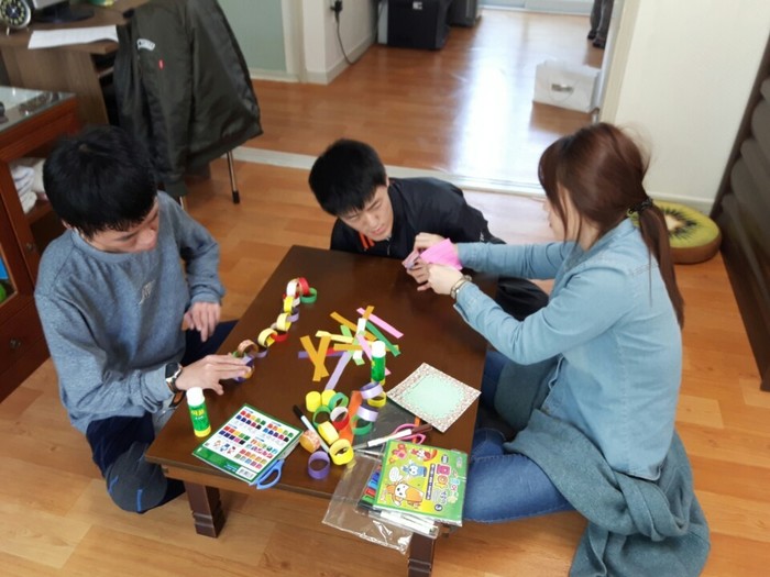 김자운, 반영훈이 색종이를 원모양 고리로 만들어 띠 목걸이 만들기 하는 사진