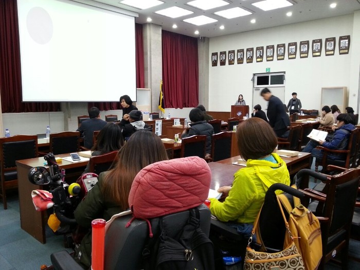 본 센터의 하윤숙, 김윤정이 탈 시설장애인자립 사후 세미나에 참여 하고 있는 사진