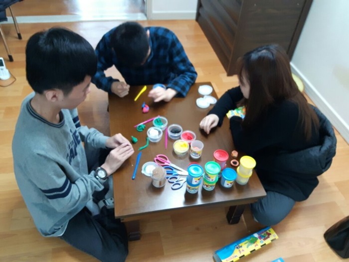 컬러 점토와 조각칼을 이용해 원하는 요리 만들기를 하는 사진