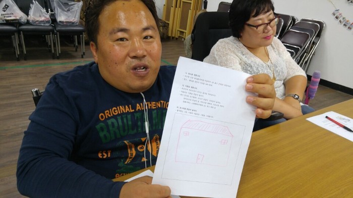 알레그로 대표가 자신의 그림을 설명하는 모습