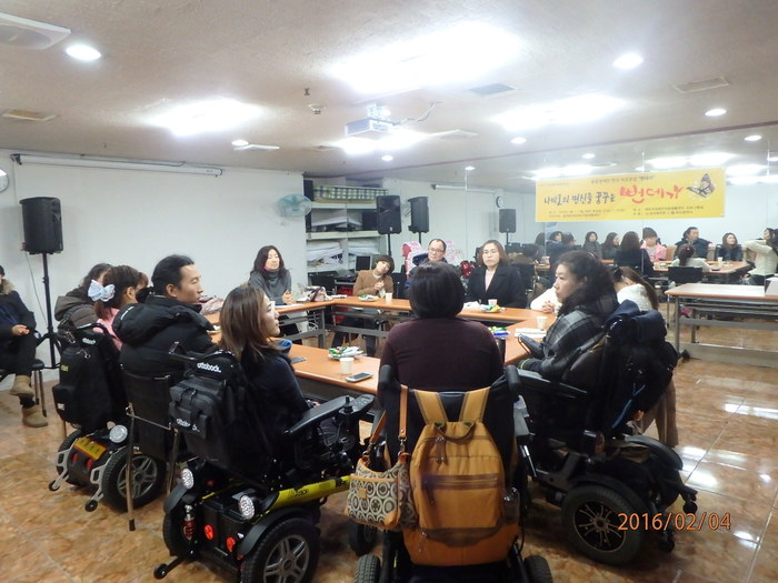 사진설명 : 테이블에 둘러 앉아, 강사님의 설명을 듣고 있는 회원들의 모습