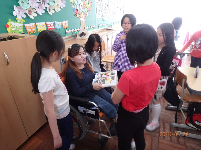 쉬는 시간 김윤정 활동가와 학생들의 모습