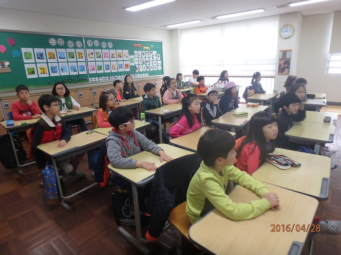 교육에 집중하는 학생들