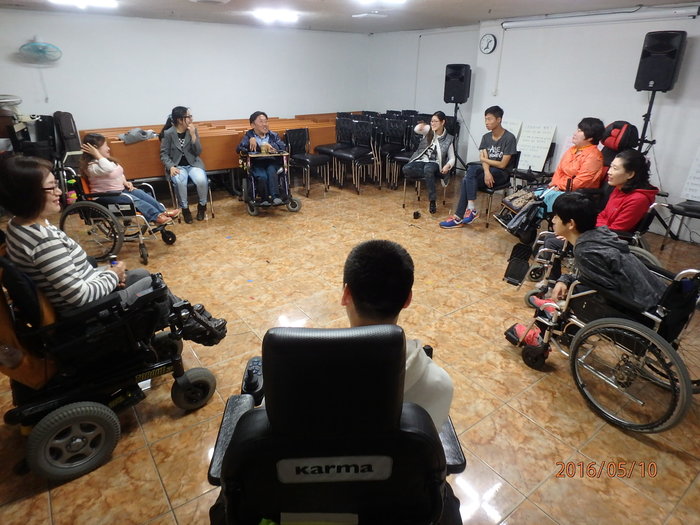 동료상담 심화과정 참가자들과 강사와 인사를 나누는 사진.