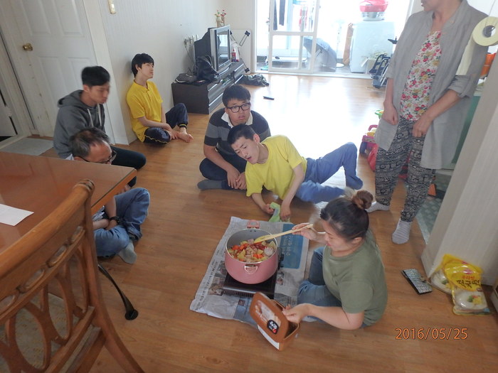 벽산 체험 홈 식구들과 요리 하는 모습