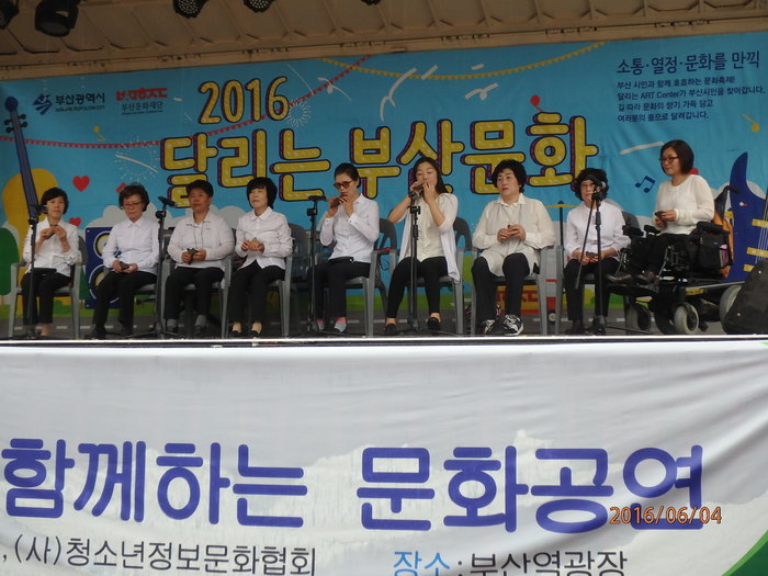 소나기가 공연을 하고 있는 사진