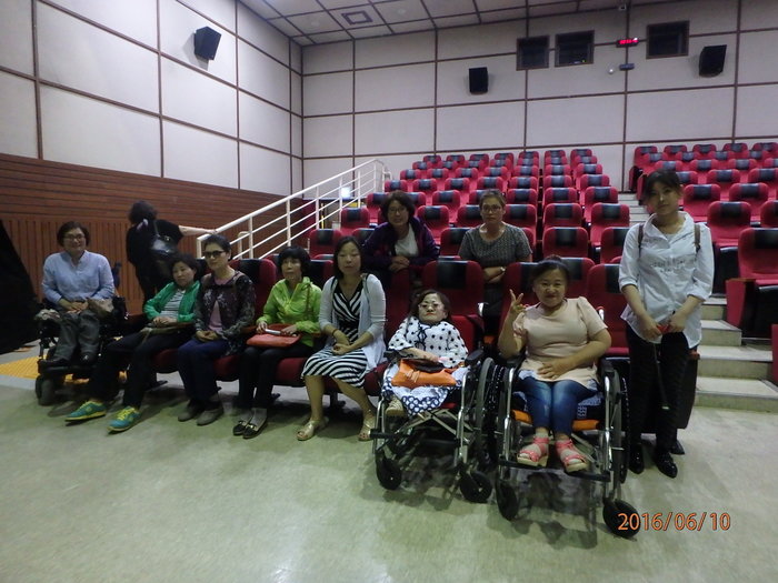 \"동주\"영화 관람을 마치고 극장에서 회원들이 기념사진 찍는 사진