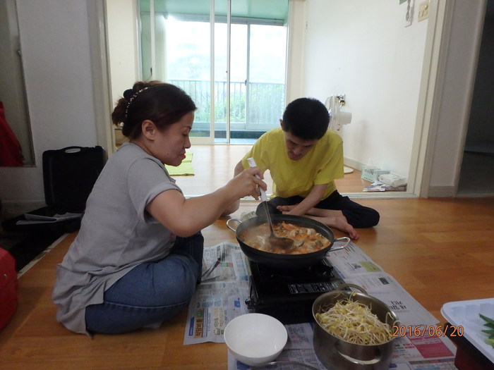 반영훈씨 해물탕 요리에 참여하는 모습