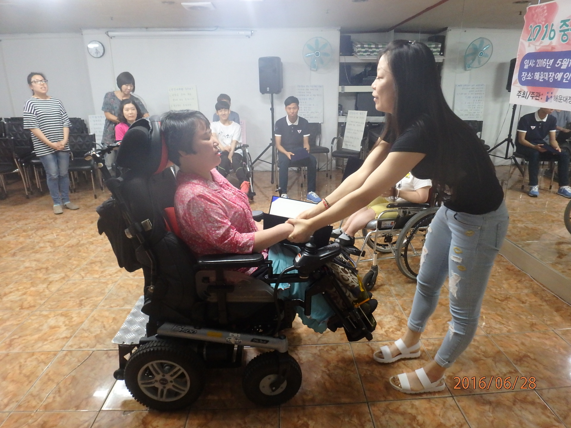 김정미 소장이 추미선 참가자에게 수료증을 전달하고 축하 하는 사진