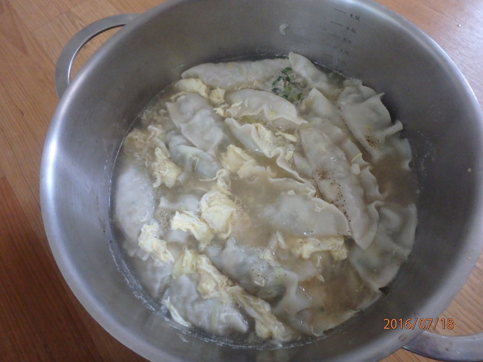 만두 국 요리 하는 모습