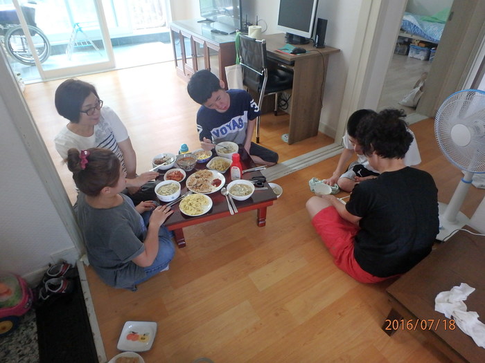 요리 완성 후 맛나게 먹는 모습