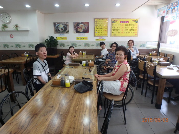 점심 식사 단체 사진 모습