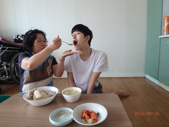 영인씨 삼계탕 먹는 모습
