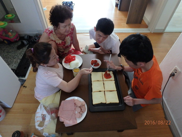 김자운씨 식빵에 토마토소스를 고루펴서 발라주는 모습