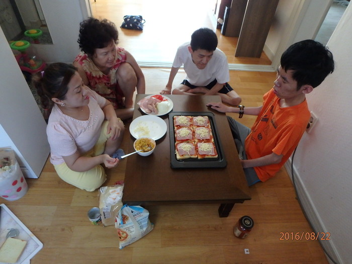 식빵피자 재료 올려주는 모습