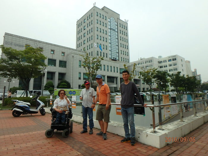 부산대학교 탐방을 하고 대학 정문에서 찍은 사진