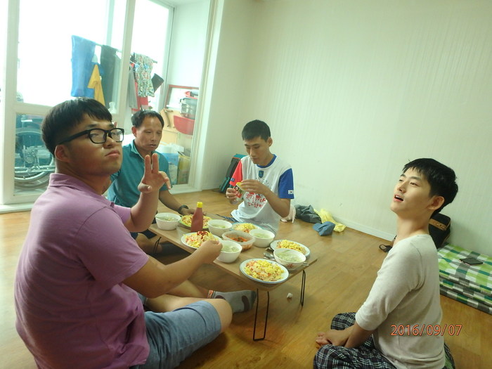 베이컨 볶음밥을 완성하여 먹고있는 사진