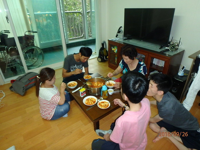 체험 홈 식구들과 떡볶이를 맛나게 먹는 모습