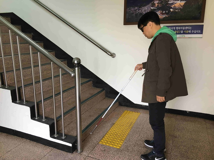 계단 앞에 이상훈 팀장이 서 있는 사진