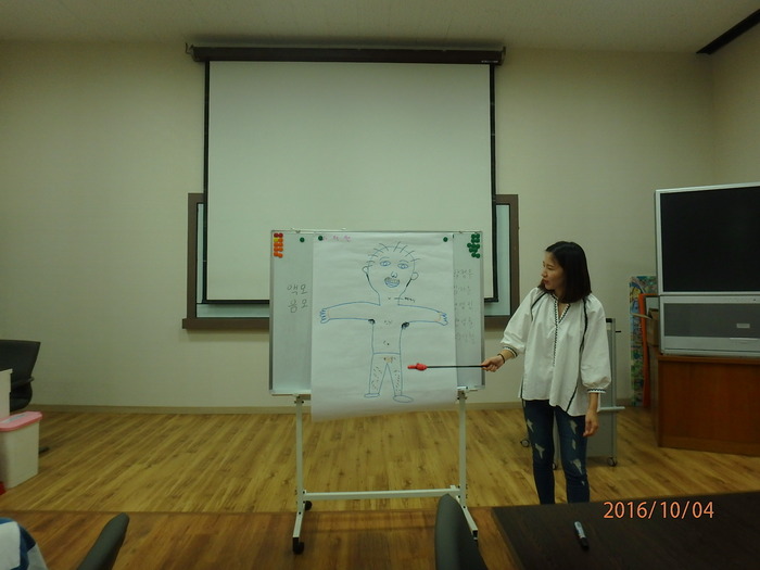 사춘기 청소년이 남성으로 변화되는 신체 그림을 신체 부위명칭 설명하는사진