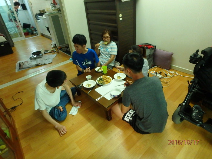 체험 홈 식구들과 한자리에 모여 맛있게 먹고 있어요