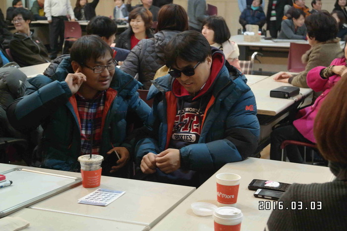 이상훈 팀장, 박순서 주임 의논하는 사진