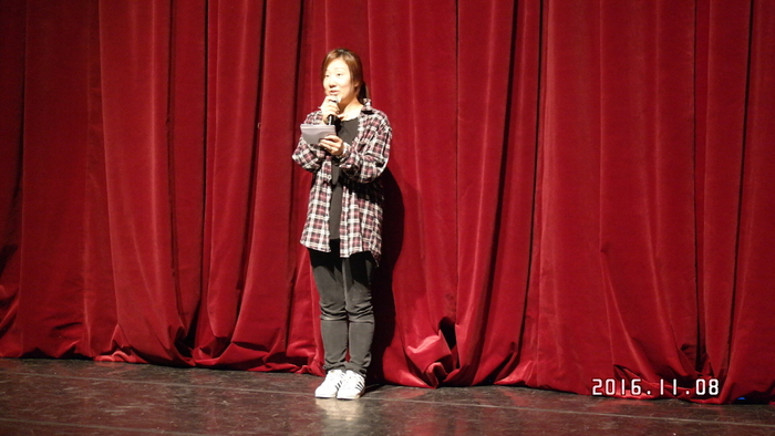 이승아 감독 마이크 잡고 있는 사진