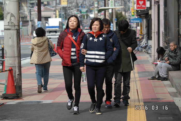 거리를 걷는 사진