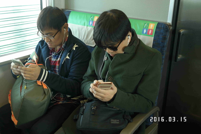 이상훈 박순서 지하철 안에 있는 사진