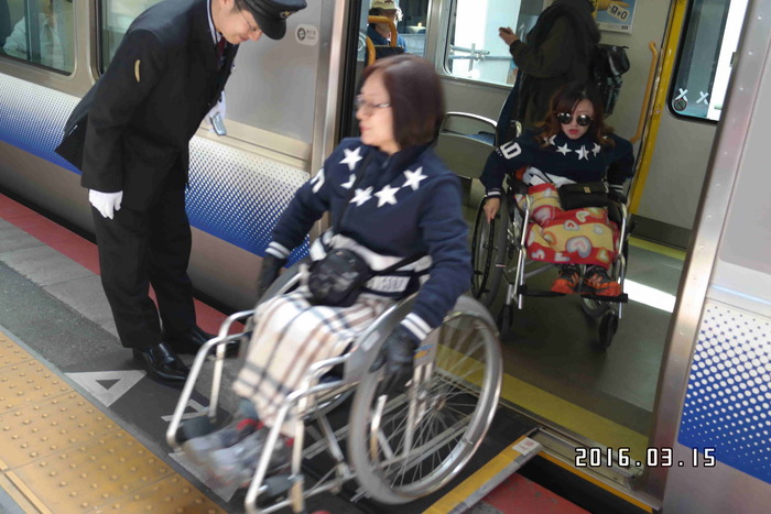 지하철에서 하윤숙 내리는 사진
