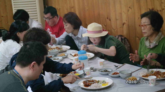 식당안에서 식사중인 사진