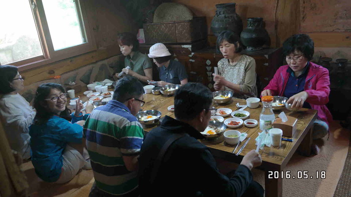 식사하는 사진